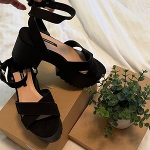 BLACK CHUNKY STRAPPY SANDALS PLATFORM (never worn!) - Y2K inspired